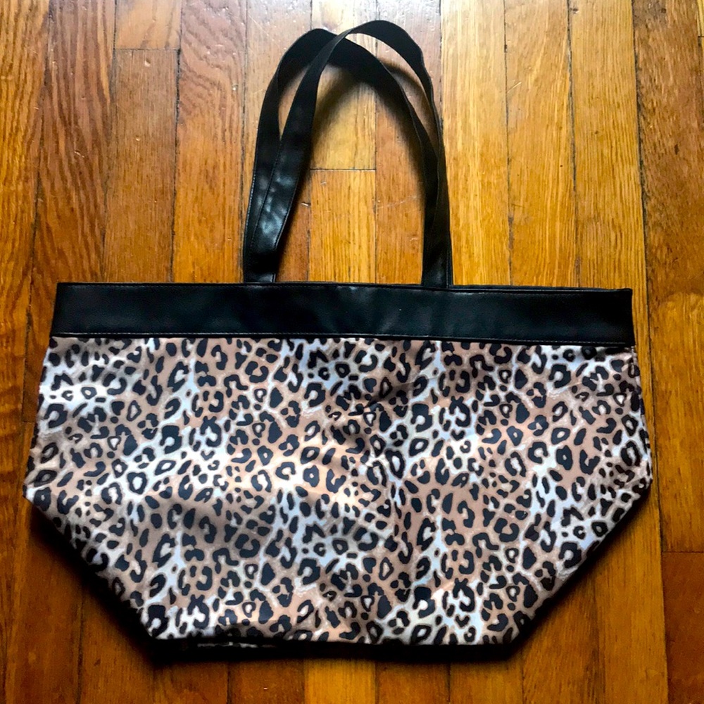 Bloomingdales Cheetah Print Bag (NWOT)